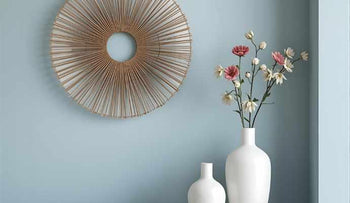 Decoratie-accessoires op dressoir: vazen en kandelaars.