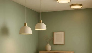 Hanglampen boven eettafel in Scandinavisch interieur.